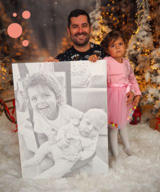 Când arta întâlnește realitatea. ✨ Un tablou cu puncte cu doi copii, iar alături stau tatăl și fiica. Personal, emoționant...